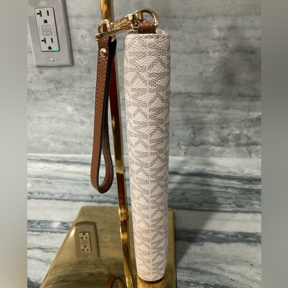 Michael Kora LIKE NEW Jet Set Travel Continental Wallet - Picture 4 of 12